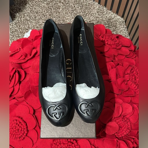 Black GUCCI womens flats with heart on toes point. - Picture 2 of 9